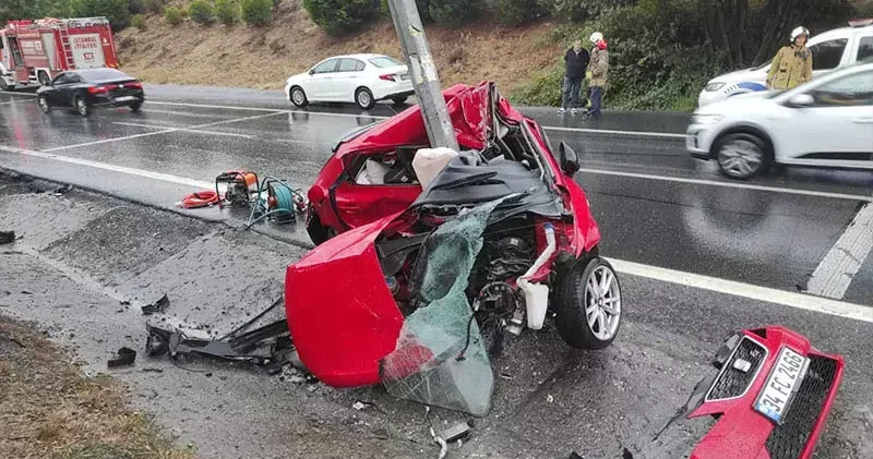 Eyüpsultan da kazada hurdaya dönen otomobilin sürücüsü hayatını kaybetti