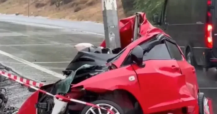 Direğe çarpan otomobili gören inanamadı, kağıt gibi katlandı... 1 can kaybı var
