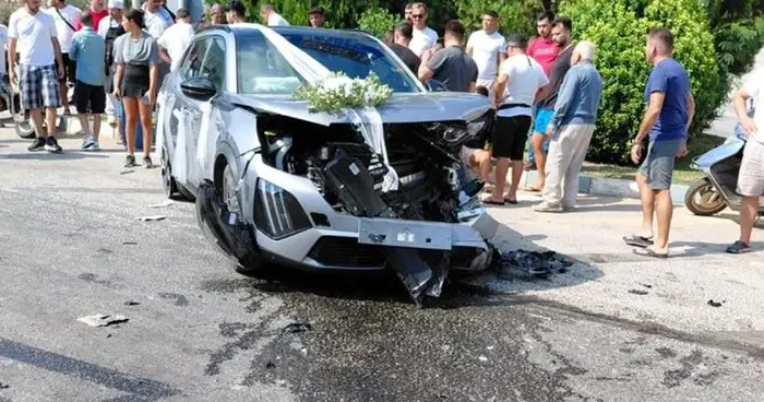 Kırmızı ışık ihlali yapan araç, gelin arabasıyla çarpıştı: 1 yaralı