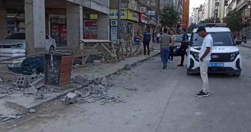 Yolda yürürken başına briket düştü hastanelik oldu