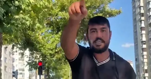 Cam silici terörü bitmiyor: Cam silme bahanesiyle aracın kaputuna yatıp küfürler savurdu VİDEO İZLE