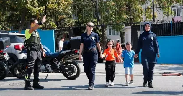 İstanbul haberleri Bağcılar da okul yolunda zabıta güvenliği 06 Eylül 2025