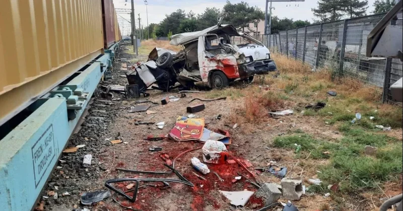 Yük treni hemzemin geçitte minibüsü biçti: 1 yaralı Sözcü Gazetesi