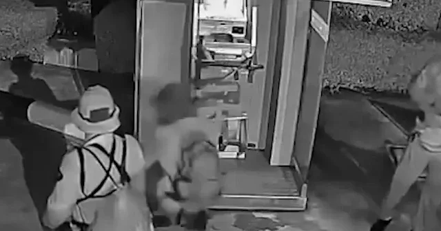 ATM’yi bombayla patlatıp soydular VİDEO İZLE