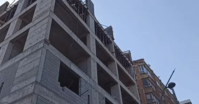 Yürürken inşaat halindeki binadan başına briket düştü Elazığ Haberleri