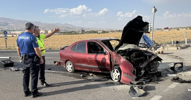 Niğde de refüje çarpan otomobilin sürücüsü yaralandı Niğde Haberleri