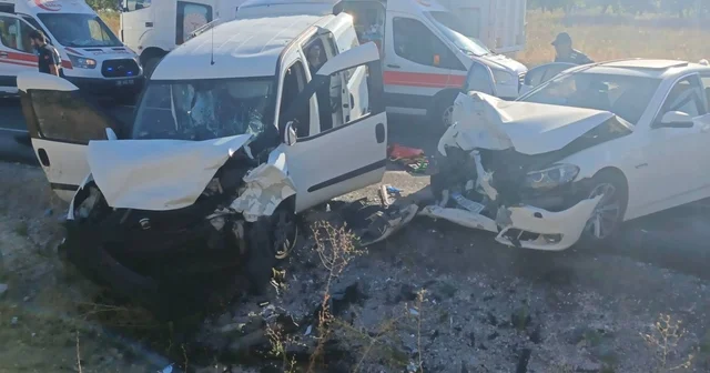 Nevşehir de otomobil ile hafif ticari araç çarpıştı: 14 yaralı Nevşehir Haberleri