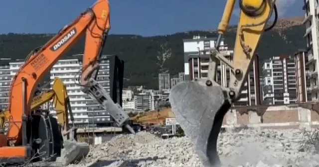Kahramanmaraş’ta ağır hasarlı binaların yıkımı sürüyor VİDEO İZLE