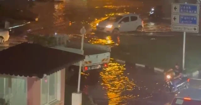 Turgutlu da sağanak; cadde ve sokaklar suyla doldu Manisa Haberleri
