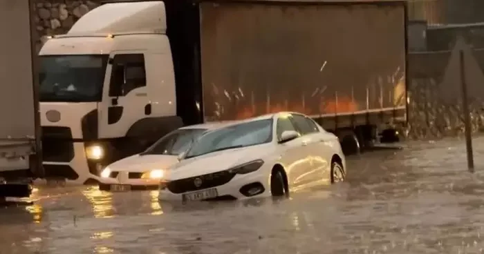 Manisa’da sağanak yağış sokakları göle çevirdi
