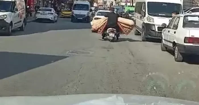 Motosikletle tehlikeli taşımacılık kamerada