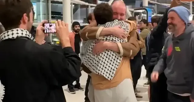 İsrail in Küresel Sumud Filosu nda alıkoyduğu 4 İngiliz ülkelerine ulaştı VİDEO İZLE