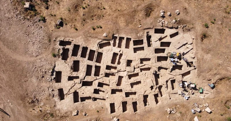 Kolossai Antik Kenti nde 2 bin 200 yıllık 60 mezar bulundu