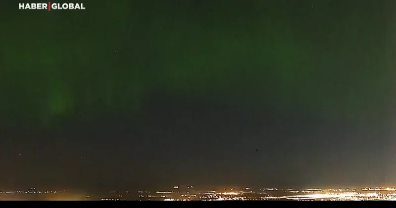 Rusya da kuzey ışıkları şöleni: St. Petersburg da gecenin karanlığı yeşile boyandı