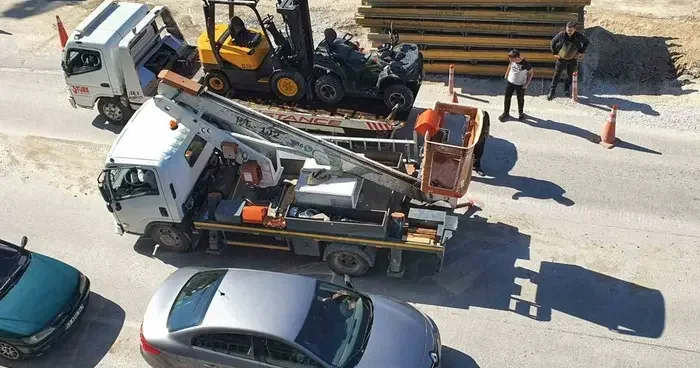 Köprüde arıza yapan kamyonet trafiği felç etti