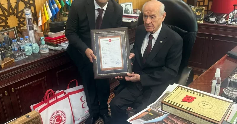 Teşkilat binasının tapusunu Genel Başkan Devlet Bahçeli’ye takdim ettiler