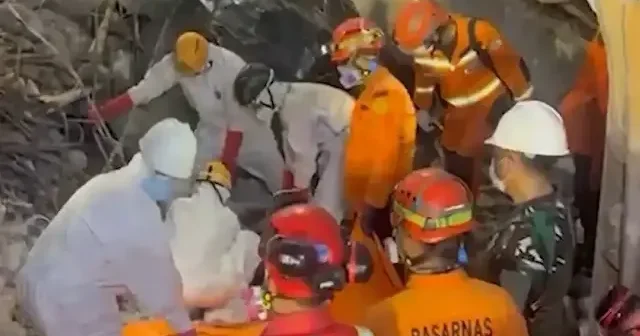 Endonezya’da çöken okulun enkazında can kaybı artıyor: Ölü sayısı 53’e yükseldi VİDEO İZLE