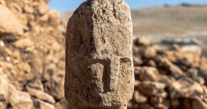 Karahantepe de 12 bin yık öncesine ait insan yüzlü dikili taş bulundu