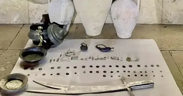 Kırşehir de tarihi eser operasyonu: 79 objeyi satmaya çalışan 2 zanlı gözaltına alındı Kırşehir Haberleri