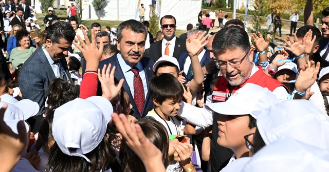Bakan Yumaklı ve Bakan Tekin, Tarımın Yıldızları Çocuk Şenliği alanını ziyaret etti Ankara Haberleri