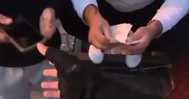 Motokurye kaybettiği telefonunu geri almak için fidye ödedi VİDEO İZLE