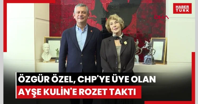 Özgür Özel, CHP ye üye olan Ayşe Kulin e rozet taktı