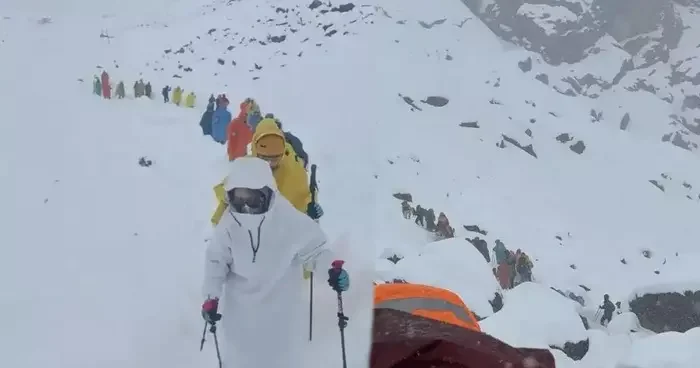 Everest’teki kar fırtınası nedeniyle bin kişi dağda mahsur kaldı: Yüzlerce kişi seferber oldu!