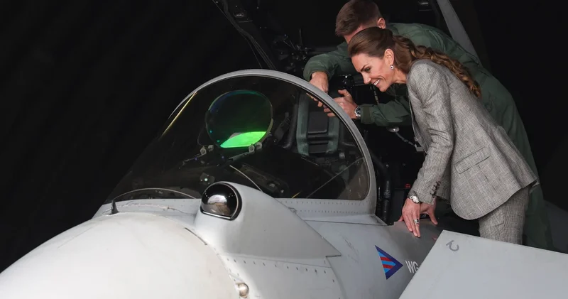 Kate Middleton, sivri topuklu ayakkabılarla savaş uçağından sırtı dönük indi