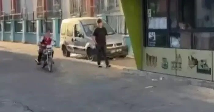 Kasksız ve abart egzozlu motosiklet sürücüsüne ceza