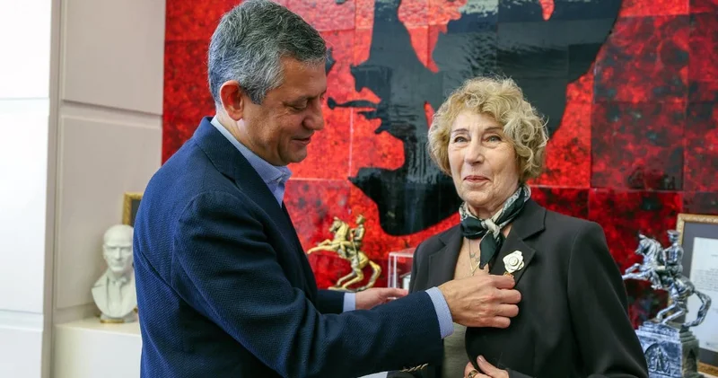 Ayşe Kulin CHP li oldu! Özgür Özel kendi rozetini taktı
