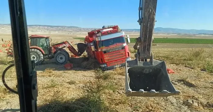 Tonlarca soğan taşıyan tır ıslak arazide toprağa gömüldü