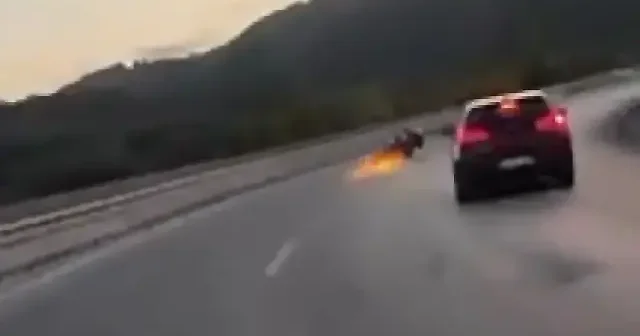 Çanakkale de seyir halindeki motosikletlinin kaza anı kameraya yansıdı VİDEO İZLE
