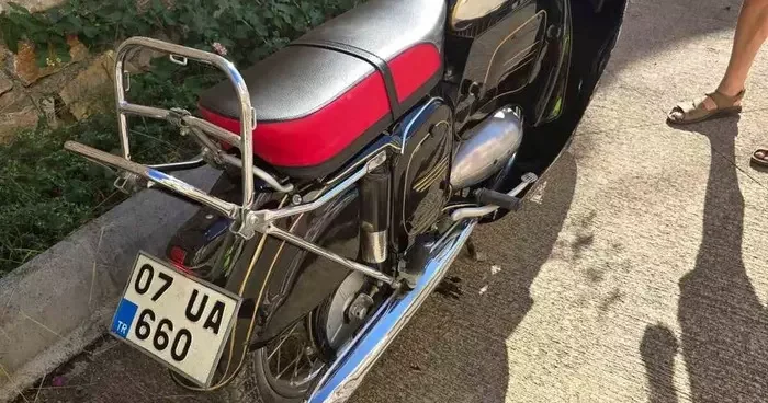 Gazipaşa’da mıcırda kayan motosiklet devrildi: 2 yaralı
