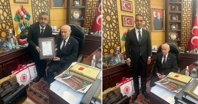 Hizmete kazandırılan yeni teşkilat binasının tapusunu MHP lideri Bahçeli ye takdim ettiler Politika Haberleri