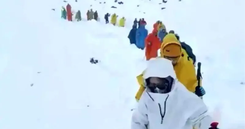 Everest Dağı nda bin kişi mahsur kaldı, ekipler donmuş cesetler arasında ilerledi