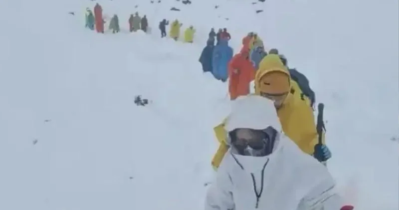Everest Dağı nda kar fırtınası: Bin kişi mahsur kaldı