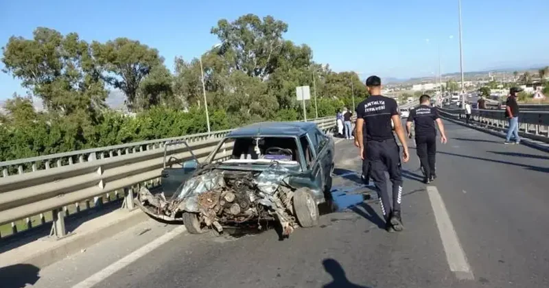 Tofaş bariyere çarparak hurdaya döndü: Parçaları başka sürücüyü yaraladı