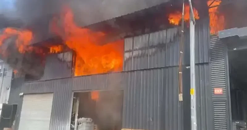 Beylikdüzü nde fabrikada çıkan yangın söndürüldü
