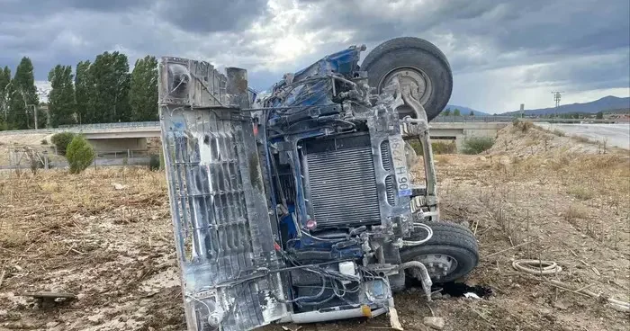 Bilecik’te devrilen tanker sürücüsü yaralandı
