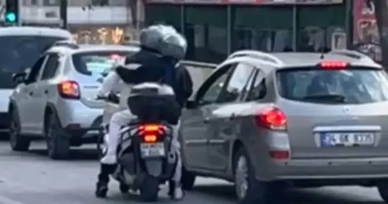 Sultangazi’de motosiklet sürücüsü aracın camına yumruk attı; aynasını kırdı