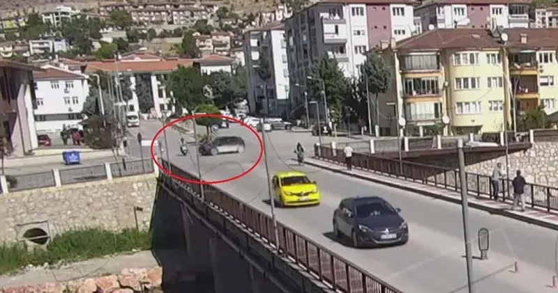 Otomobil ile çarpışan motosikletteki anne ve 2 çocuğu yaralandı