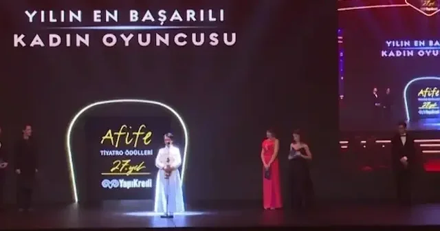 Ödül töreninde provokasyon: Karadağlı ya teşekkür eden Sükun Işıtan ıslıklandı VİDEO İZLE