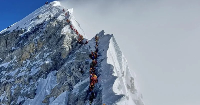Son dakika: Everest Dağı nın tepesinde 1000 kişi mahsur kaldı! Ölüm haberi geldi