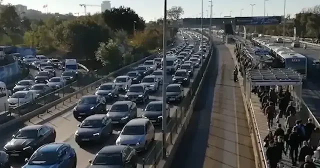 İstanbul haftaya yolda başladı: Trafik yoğunluğu yüzde 72 seviyesine ulaştı VİDEO İZLE