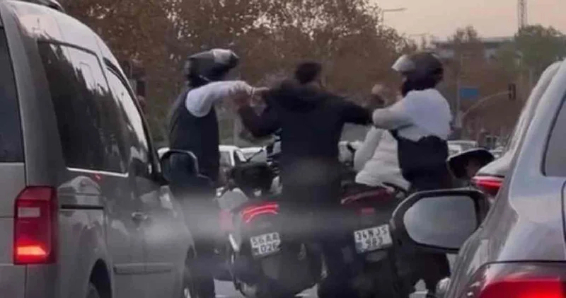 Motosikletli sürücü trafikte ortalığı karıştırdı: Yumruk attı, ayna kırdı