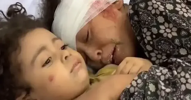 Gazzeli çocukların yaşadığı korku bir kez daha gözler önüne serildi: Evleri bombalanan iki kız kardeş birbirlerine böyle sarıldı VİDEO İZLE