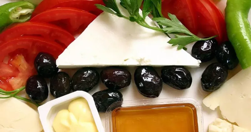 Zeytinle peyniri aynı anda yiyenler yandı: Sanıldığı kadar masum değil