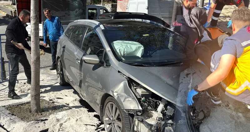 Direksiyon kontrolünü kaybeden sürücü zincirleme kazaya yol açtı: Yaralılar var