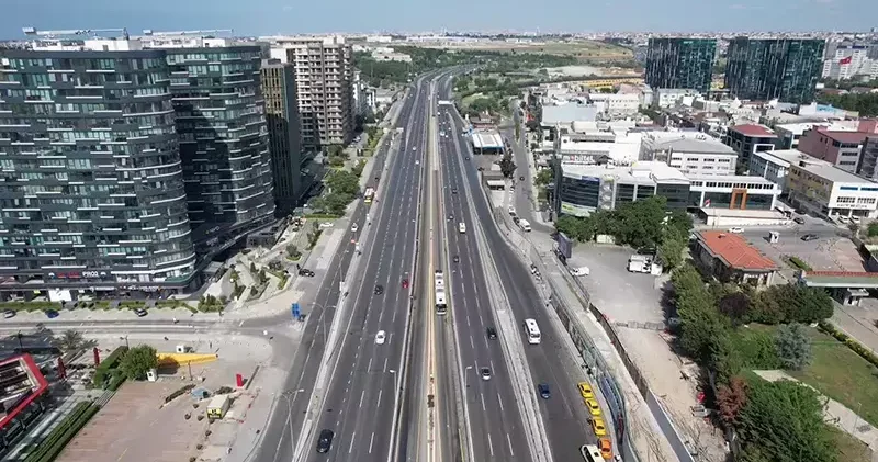 İstanbul da bayramın 2 nci günü sabahı boş kalan yollar havadan görüntülendi