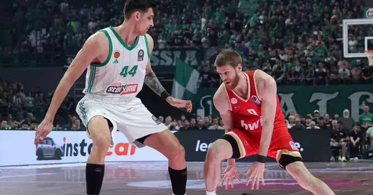 Olympiakos, Panatinaikos serisinde öne geçti! Ergin Ataman...